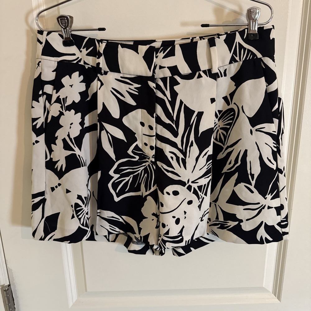 Express Stylist Shorts Women's 10 Black & White Floral Pleated High Rise